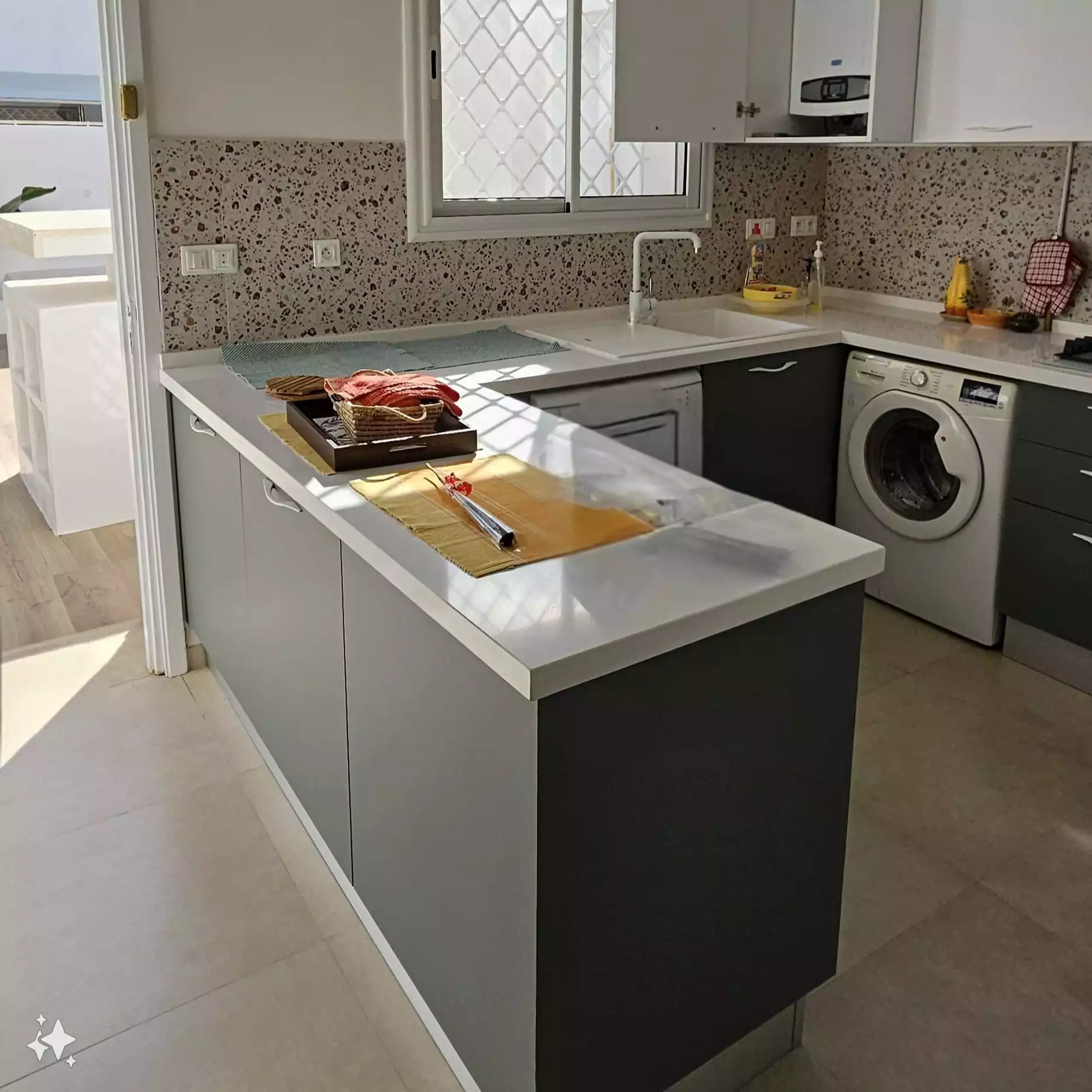 Salle de bain moderne avec finitions premium et équipements innovants