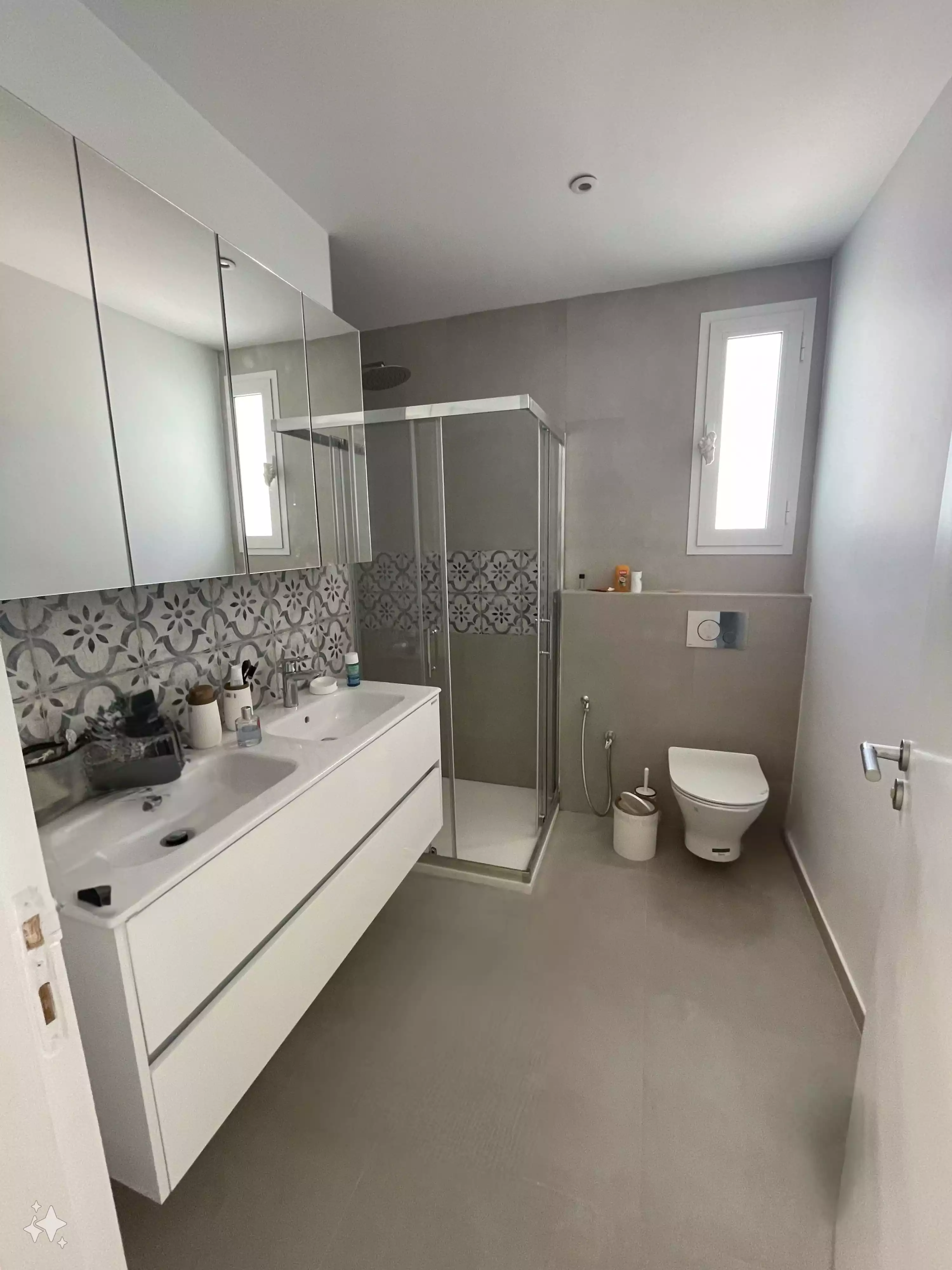 Façade avant d'une villa construite avec des matériaux durables